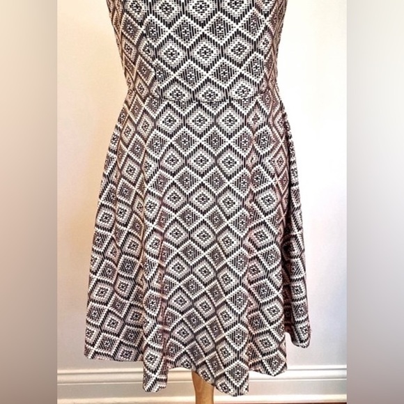 DB Signature Darby Geometric Black Tan Sleeveless Flare Dress Size 10 - Picture 3 of 10